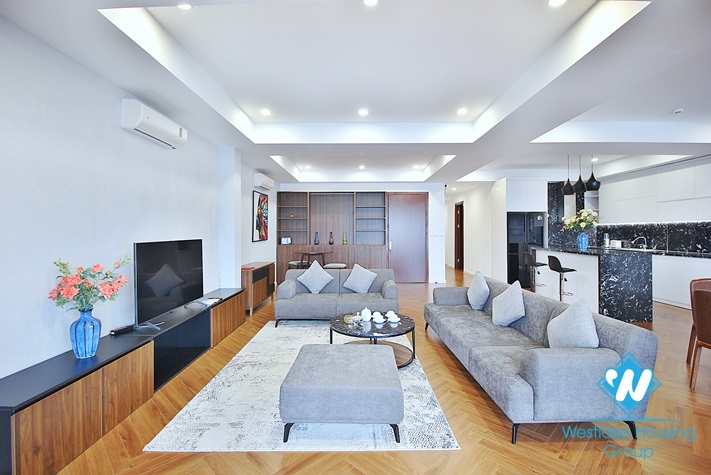 Renovated and lake view 3 beds apartment for rent in Xuan Dieu st, Tay Ho